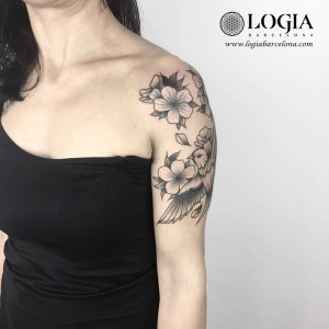 tatuaje-hombro-flores-pajaros-logiabarcelona-ana-godoy  